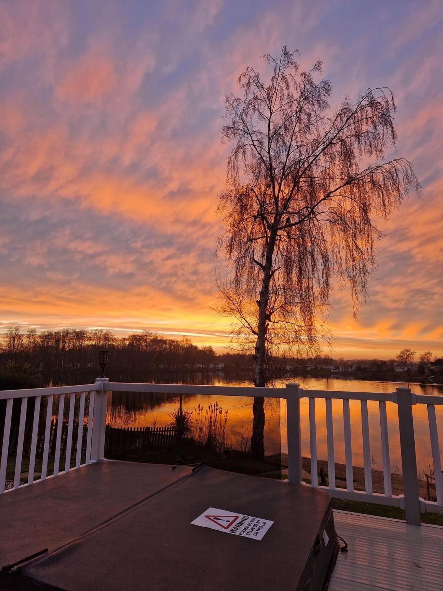 Tattershall Lakes Sunset View Caravan Lakeside, Hot Tub, Garden, Private Fishing Peg & Wifi Exterior foto